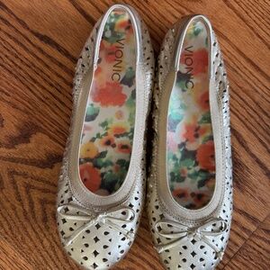 Vionic, size 7 1/2, gold metallic
